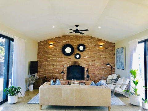 EMBRACING EVANDALE - Hosted By L'Abode Accommodation - Redcliffe Tourism 0