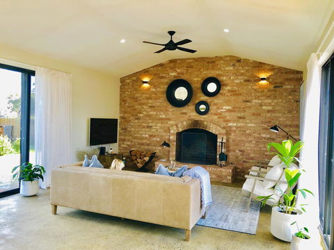 EMBRACING EVANDALE - Hosted By L'Abode Accommodation - Redcliffe Tourism 7