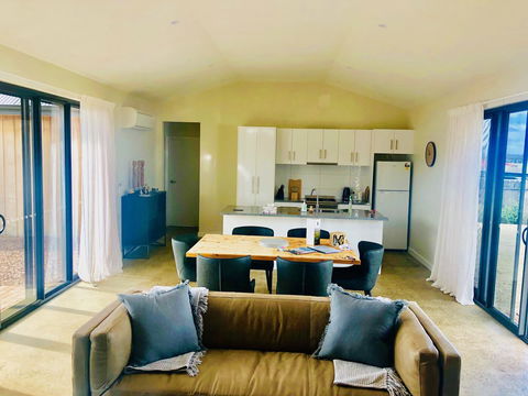 EMBRACING EVANDALE - Hosted By L'Abode Accommodation - Redcliffe Tourism 2