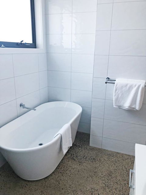 EMBRACING EVANDALE - Hosted By L'Abode Accommodation - Redcliffe Tourism 25