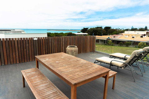 The Apollo - Redcliffe Tourism 17