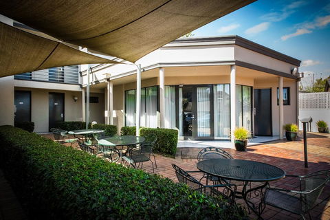 The Waverley International Hotel - Redcliffe Tourism 11