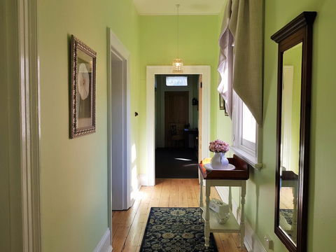 Coragulac House Cottages - Redcliffe Tourism 12