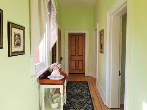 Coragulac House Cottages - Redcliffe Tourism 11