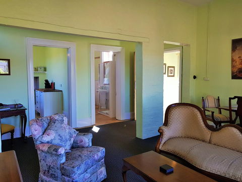 Coragulac House Cottages - Redcliffe Tourism 9