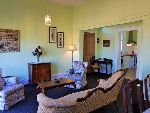 Coragulac House Cottages - Redcliffe Tourism 3