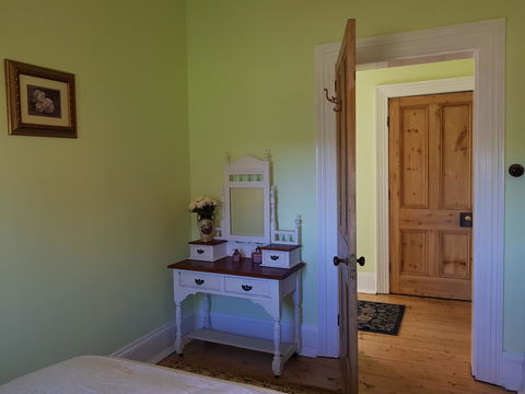 Coragulac House Cottages - Redcliffe Tourism 7