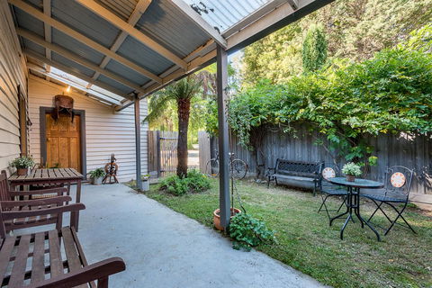 Avalon House - Redcliffe Tourism 32