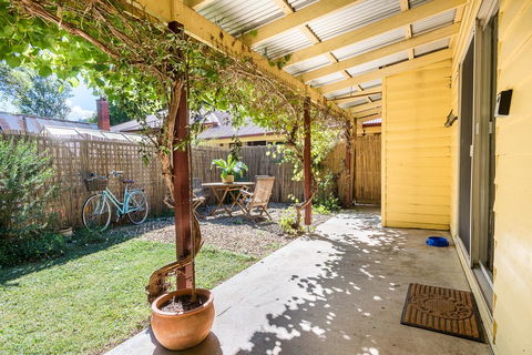 Avalon House - Redcliffe Tourism 19