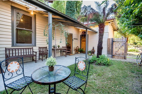 Avalon House - Redcliffe Tourism 1