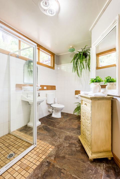 Avalon House - Redcliffe Tourism 21