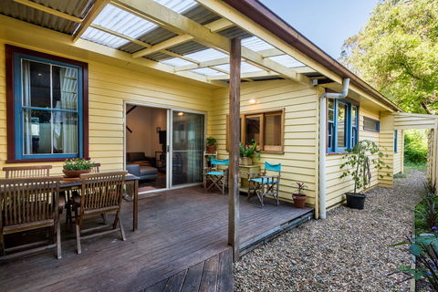 Avalon House - Redcliffe Tourism 9