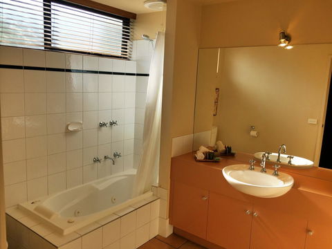 Lorne Surf Apartments - Redcliffe Tourism 24