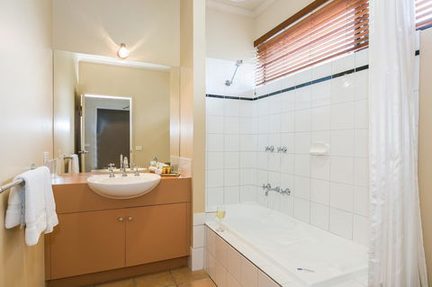 Lorne Surf Apartments - Redcliffe Tourism 25