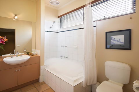 Lorne Surf Apartments - Redcliffe Tourism 33