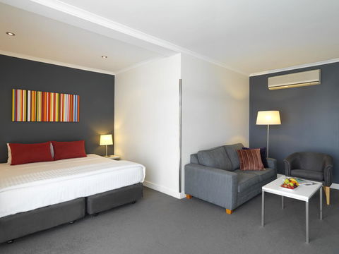 The Parkmore Hotel - Redcliffe Tourism 24