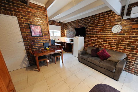 Greenvale Holiday Units - Redcliffe Tourism 7