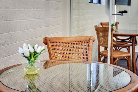 Allambi Holiday Apartments - Redcliffe Tourism 26