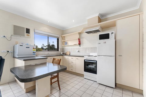 Allambi Holiday Apartments - Redcliffe Tourism 2