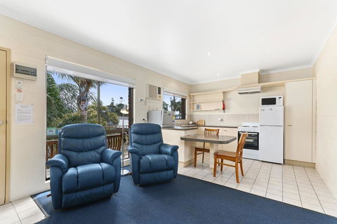 Allambi Holiday Apartments - Redcliffe Tourism 9