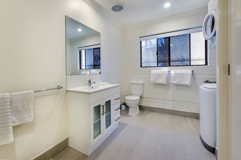 Allambi Holiday Apartments - Redcliffe Tourism 35