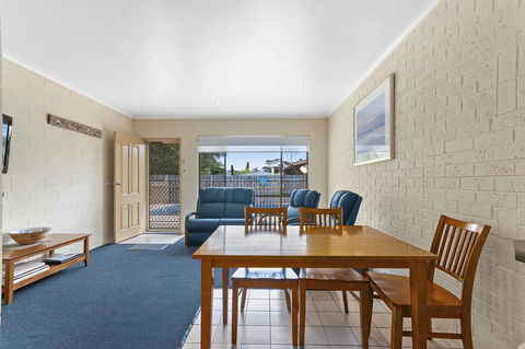 Allambi Holiday Apartments - Redcliffe Tourism 12