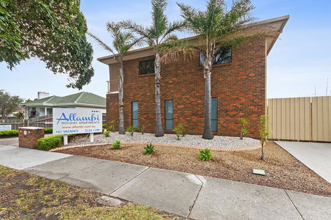 Allambi Holiday Apartments - Redcliffe Tourism 5