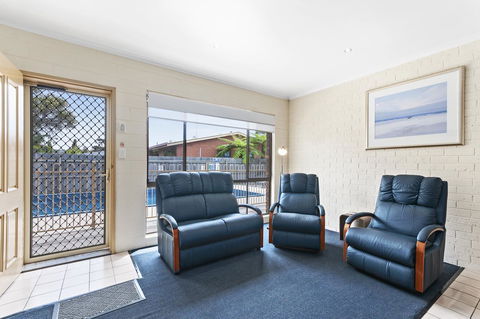 Allambi Holiday Apartments - Redcliffe Tourism 13