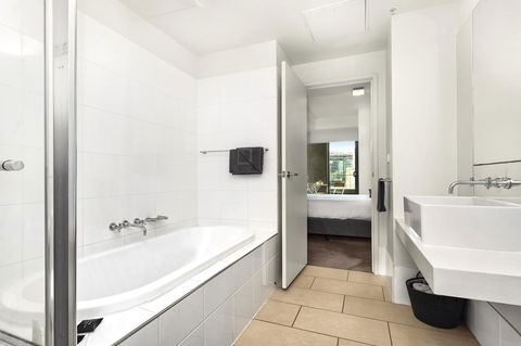Waterfront Melbourne Apartments - Redcliffe Tourism 43