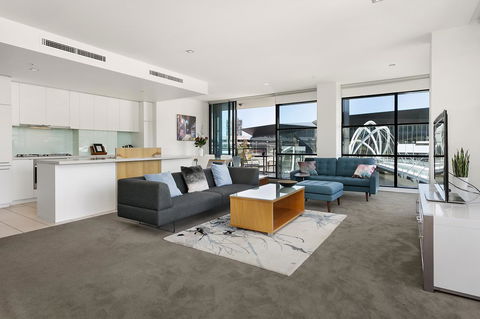 Waterfront Melbourne Apartments - Redcliffe Tourism 1