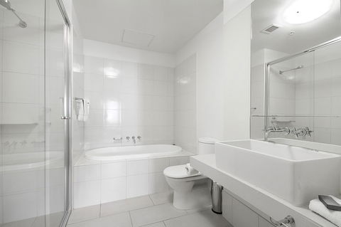 Waterfront Melbourne Apartments - Redcliffe Tourism 5
