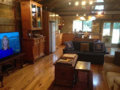 Mud Hollow Barn - Redcliffe Tourism 13