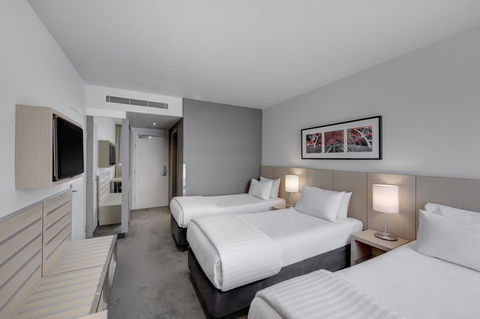 Travelodge Hotel Melbourne Docklands - Redcliffe Tourism 3