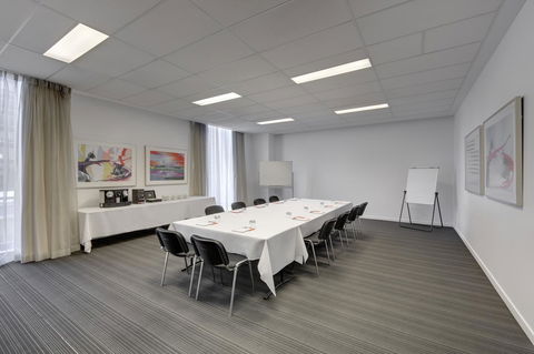 Travelodge Hotel Melbourne Docklands - Redcliffe Tourism 24