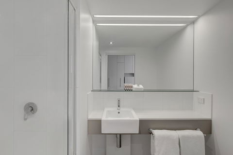 Travelodge Hotel Melbourne Docklands - Redcliffe Tourism 8