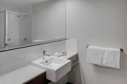 Travelodge Hotel Melbourne Docklands - Redcliffe Tourism 14