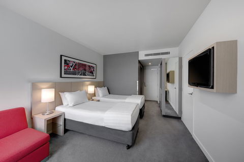 Travelodge Hotel Melbourne Docklands - Redcliffe Tourism 1