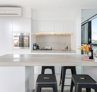 Modern Apartment in the heart of St Kilda - Redcliffe Tourism