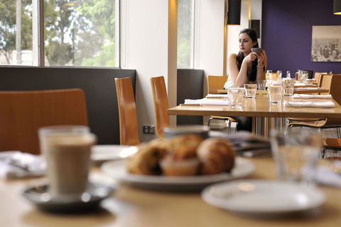 Mercure North Melbourne - Redcliffe Tourism 11