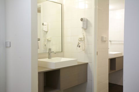 Ibis Melbourne Hotel And Apartments - Redcliffe Tourism 19