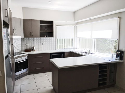 Luxury Abalina Cottages - Redcliffe Tourism 5