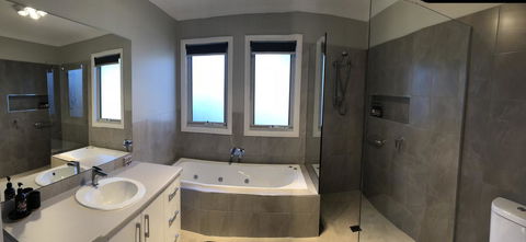 Luxury Abalina Cottages - Redcliffe Tourism 14