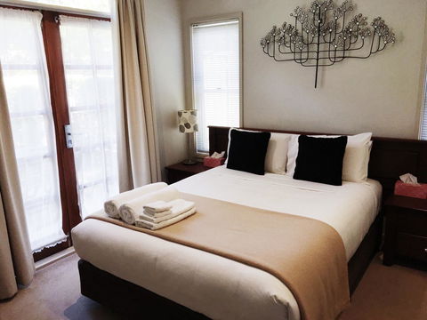 Luxury Abalina Cottages - Redcliffe Tourism 3