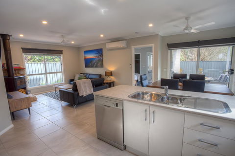 Luxury Abalina Cottages - Redcliffe Tourism 7