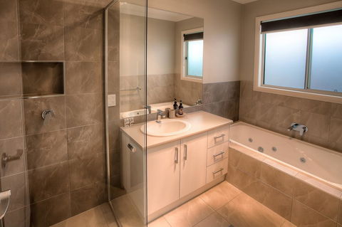 Luxury Abalina Cottages - Redcliffe Tourism 10