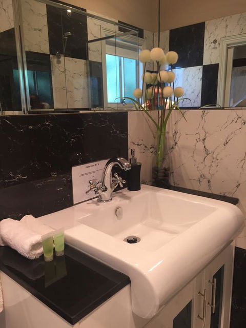 Little River Bed And Breakfast - Redcliffe Tourism 21