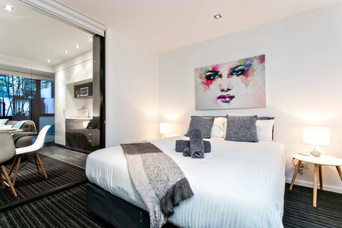 Complete Host Halo Apartments - Redcliffe Tourism 2