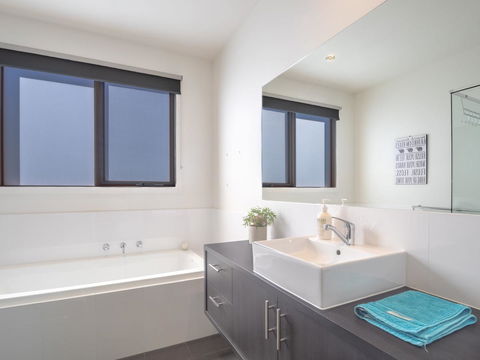 Blairgowrie Moonah Beach House: Walk To Beach - Redcliffe Tourism 15