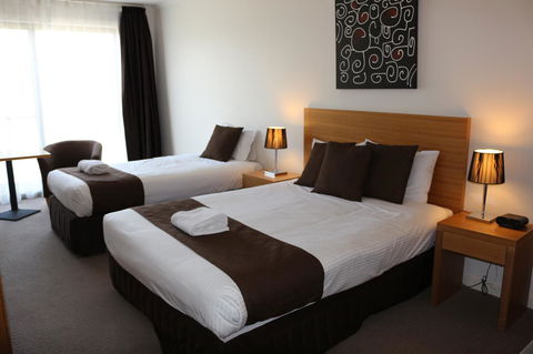Bairnsdale International - Redcliffe Tourism 28