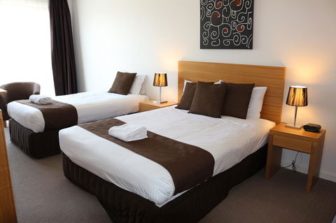 Bairnsdale International - Redcliffe Tourism 12